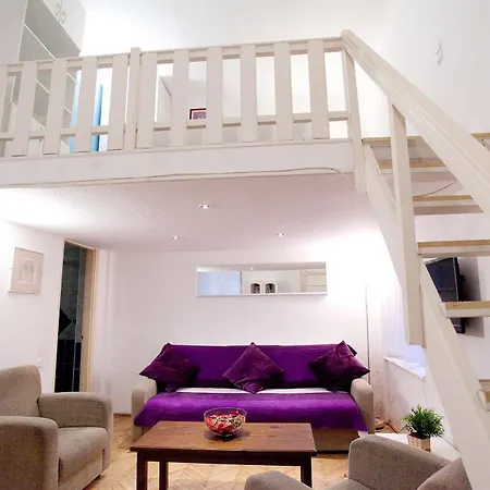 Easy Flat Opera アパート *