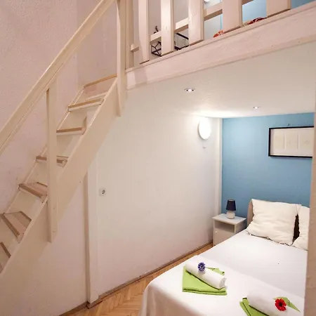 Easy Flat Opera アパート *